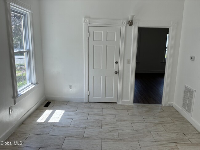 Building Photo - 813 Cutler St
