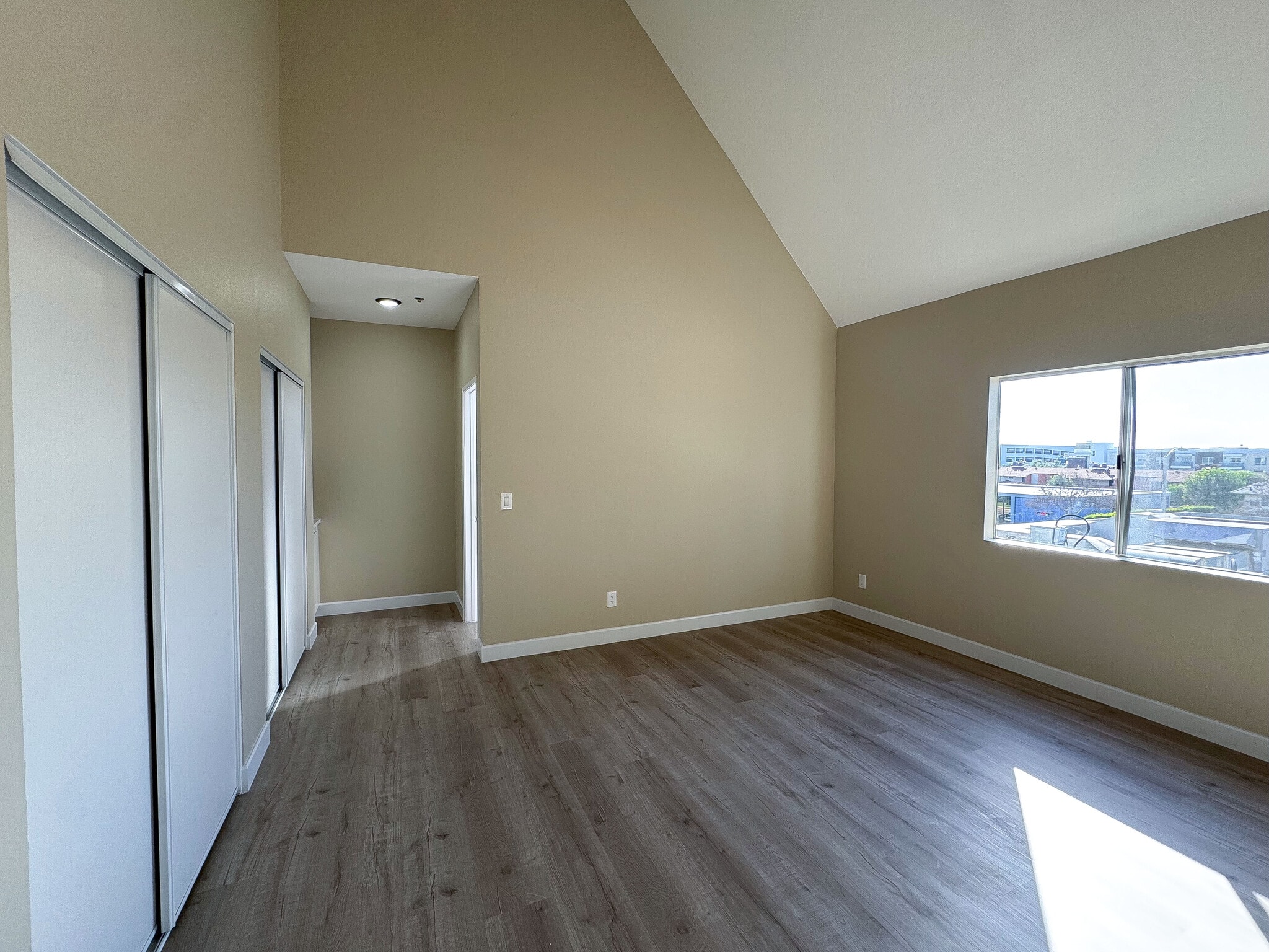 Building Photo - 156 S Oak Knoll Ave