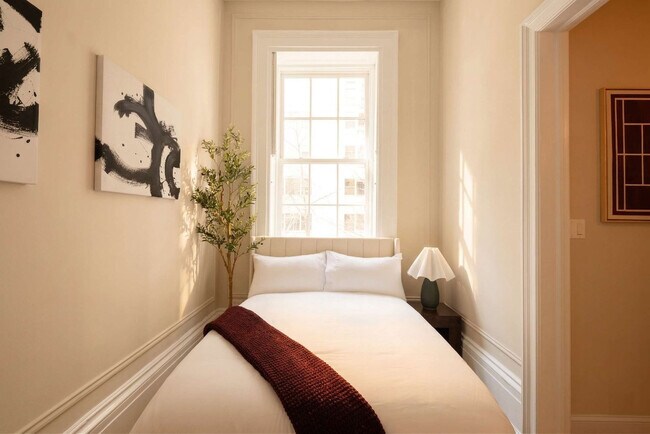 Building Photo - 3 E 9th St