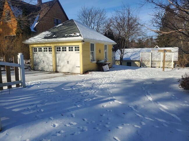 Building Photo - 203/205 N Spring St