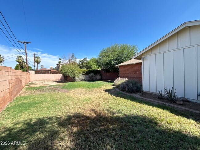 Building Photo - 3122 E Montecito Ave