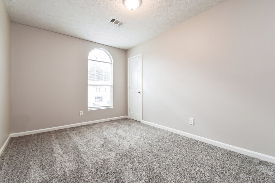 Building Photo - 1322 Sandybrook Ct