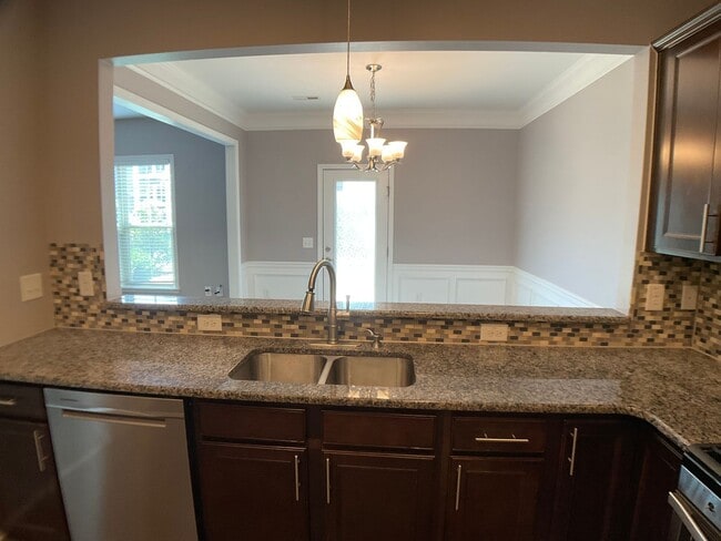 Building Photo - Gorgeous Townhome in Brier Crossings!