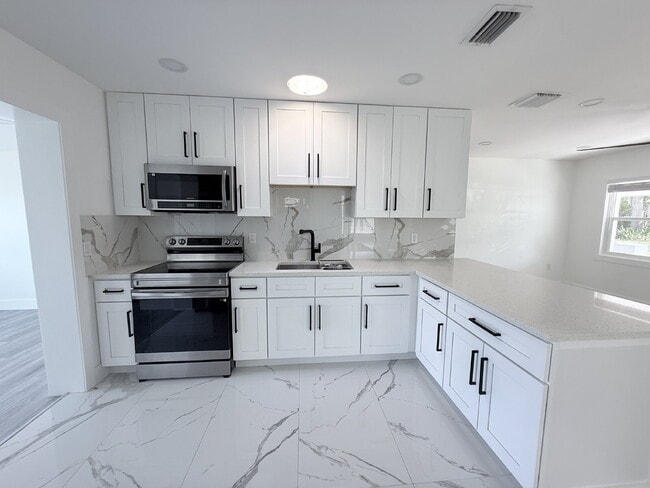 Building Photo - 4-bedroom, 2-bathroom