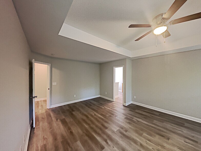 Building Photo - 202 River Hills Dr