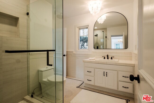 Building Photo - 866 N Doheny Dr