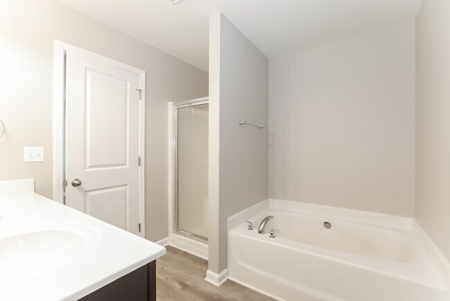 Building Photo - 1044 Sutherland Dr
