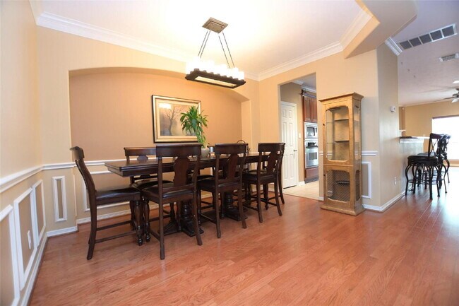 Building Photo - 3 Bed Single-Family Home in Timbergrove Terrace 77008 in Gated Community