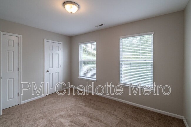 Building Photo - 1525 Crandon Dr