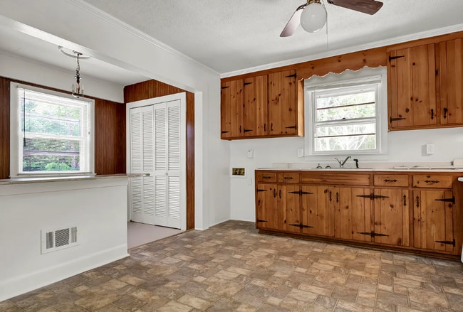 Building Photo - HINTON AVENUE - 3 Bedroom - Perfect for UN...