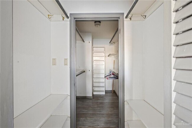 Building Photo - 812 Voltz Ln