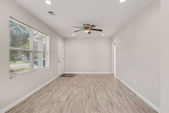 Building Photo - Newly Renovated 3BR/1BA SE Atlanta Gem!