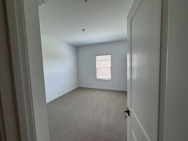 Building Photo - Stunning New 3Beds/2.5Bath Townhome in Pho...
