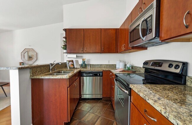 Building Photo - Top Floor 2-Bed Condo with Garage Parking