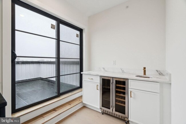 Building Photo - 7519R Ridge Ave