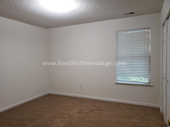 Building Photo - Gorgeous Brick Home with Golf Course / Lak...