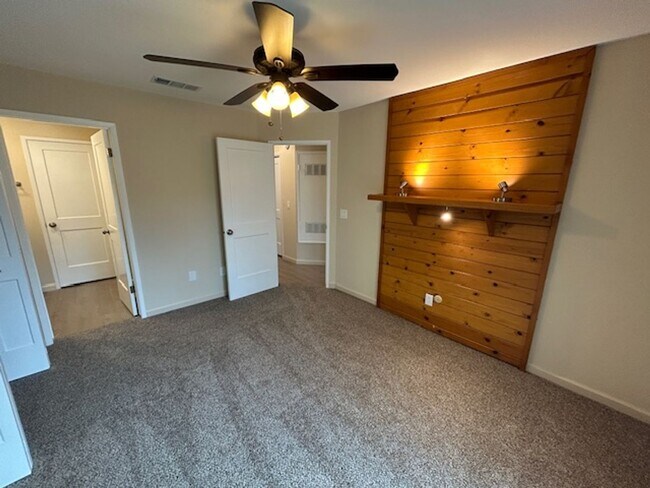 Building Photo - Beautiful Newly Remodeled 2 Bedroom 1.5 Bathroom in SE Visalia!