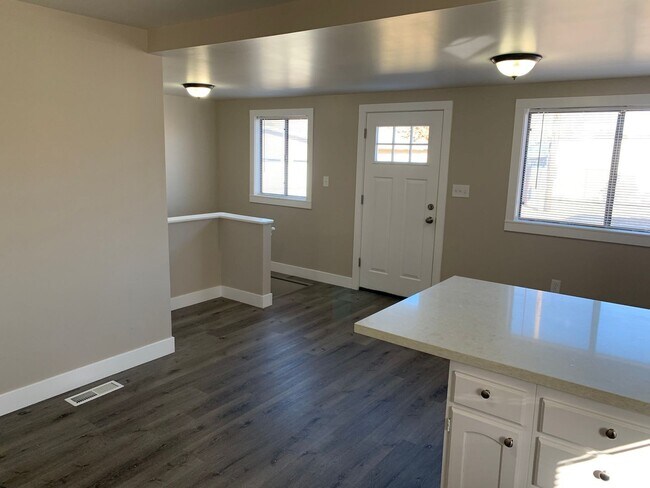 Building Photo - Updated 4 Bed Home with Large Yard