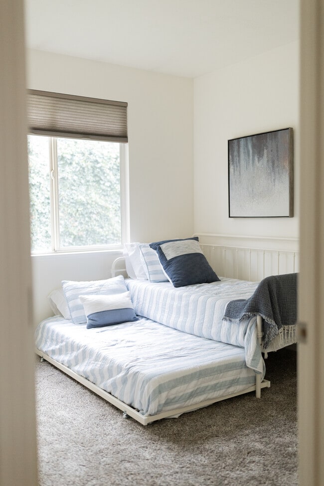 Building Photo - Draper Home - Annie