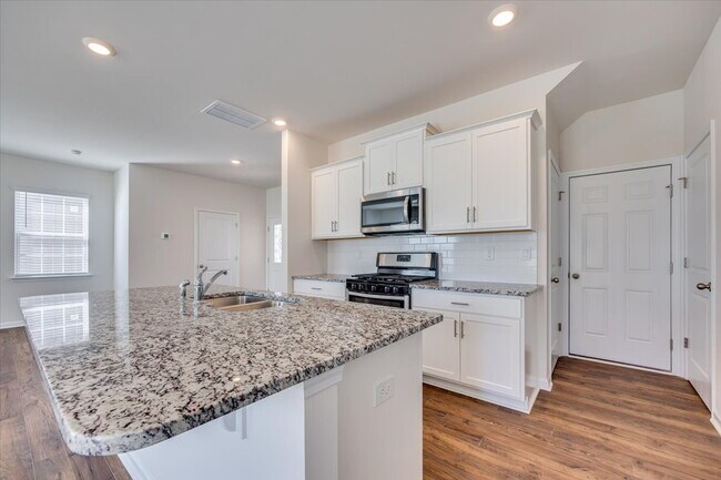 Building Photo - 587 King Clover Ln