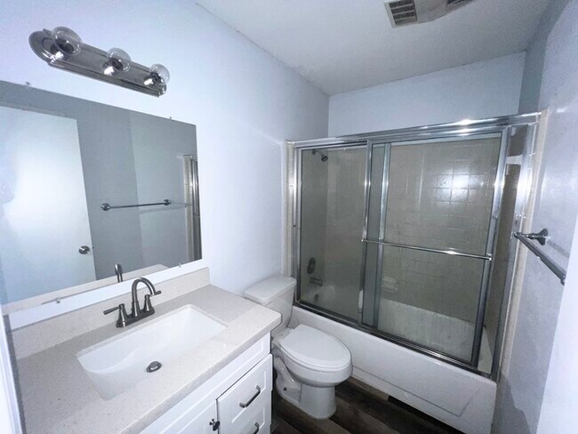 Building Photo - 994 Blue Bonnet Dr