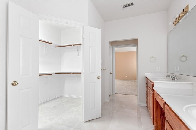 Building Photo - 915 Falcon Trail