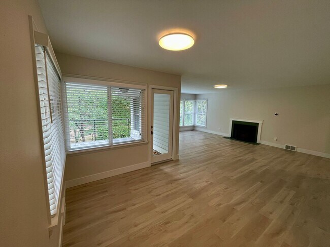 Building Photo - 7605 Sunset Cir W