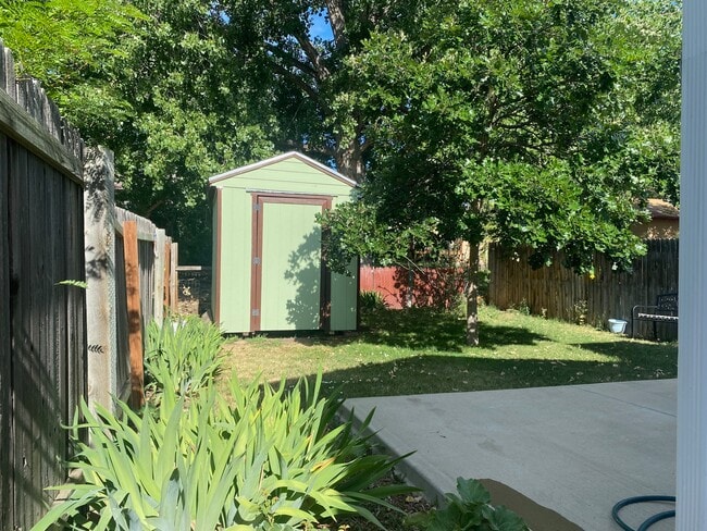 Building Photo - 705 Ponderosa Dr