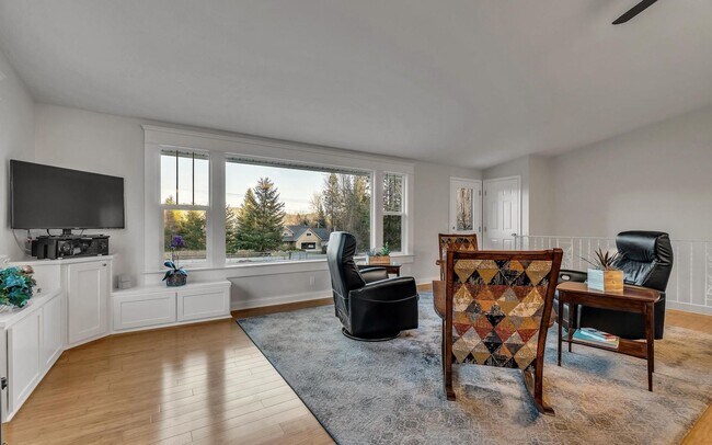 Building Photo - Hauser Lake View Home With Shop