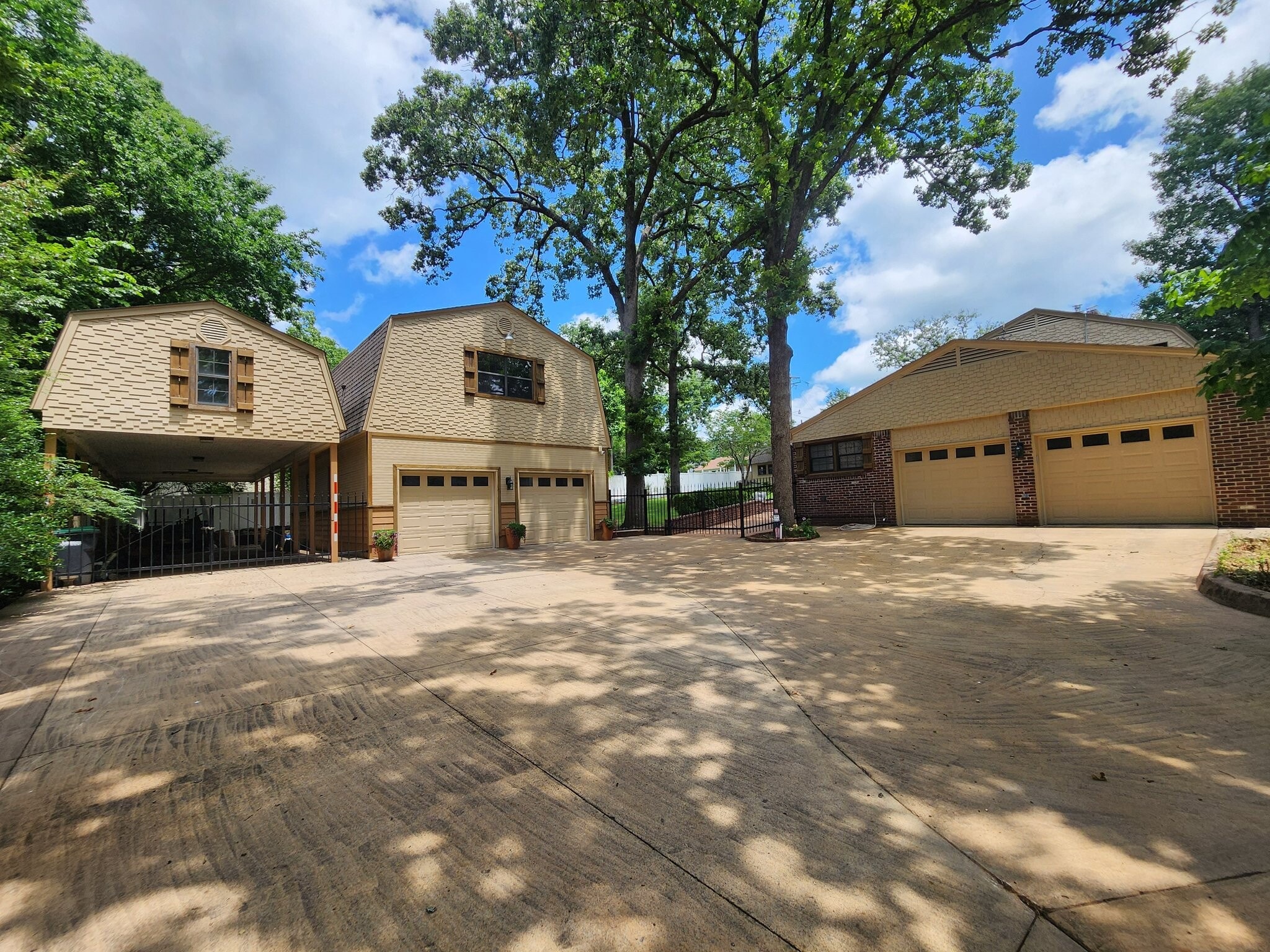 Building Photo - 425 E Seneca St