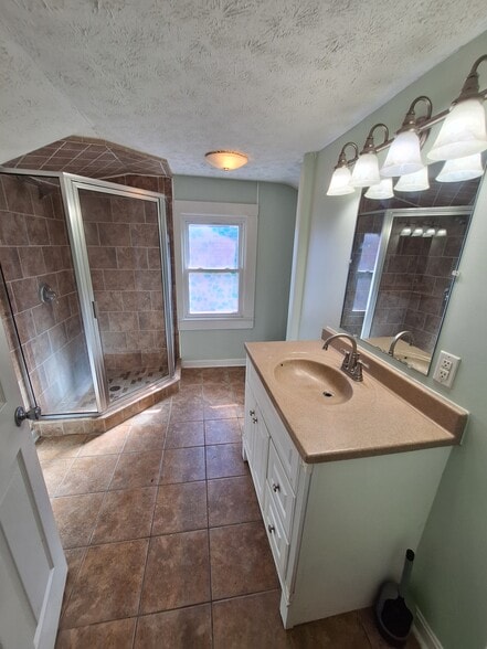 Bathroom 2nd floor - 2908 Wurtele Ave