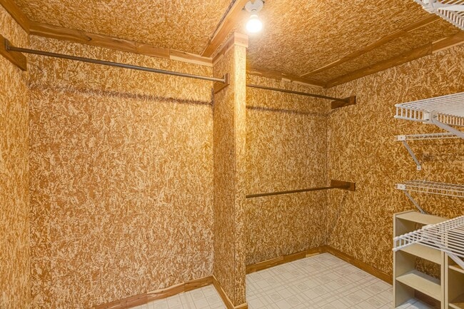 Building Photo - 3303 Spring Lake Ct