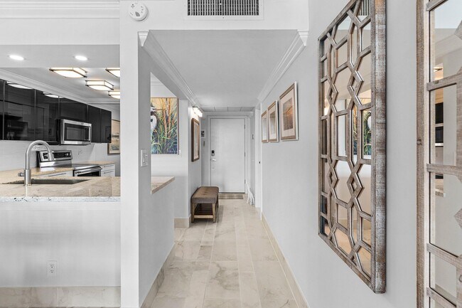 Building Photo - 14 Royal Palm Way