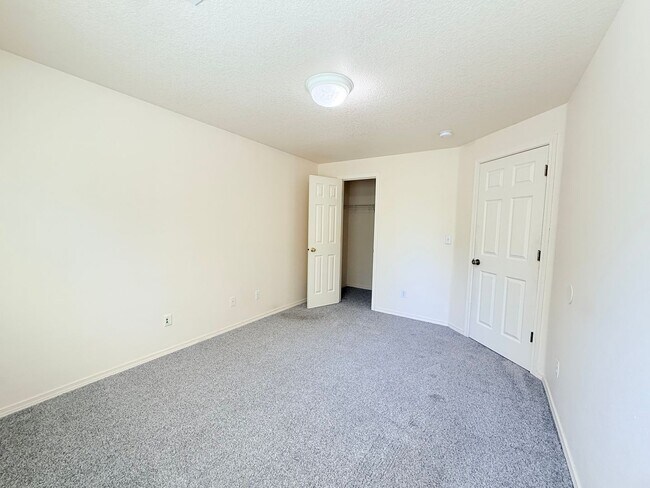 Building Photo - Beautiful 3 Bedroom Beaverton Home with New Carpet and Large Fenced in Backyard!