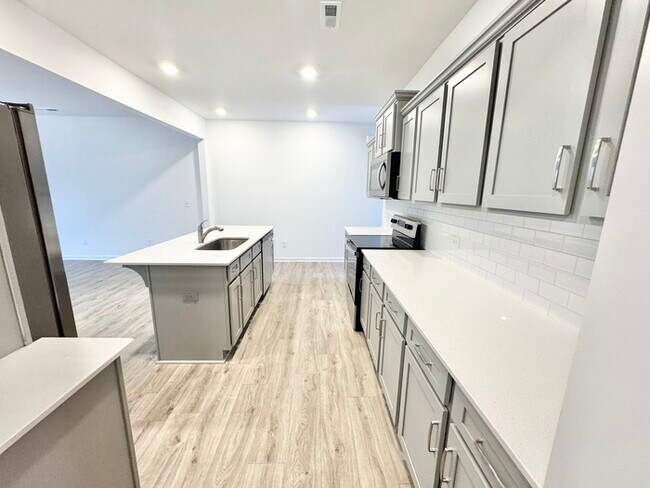 Building Photo - Spacious three bedroom 2 1/2 bathroom with large loft area - SPRING SPECIAL