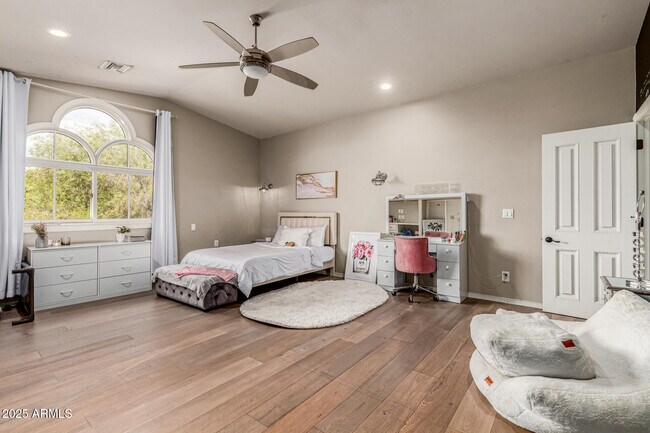Building Photo - 6050 N Paradise View Dr