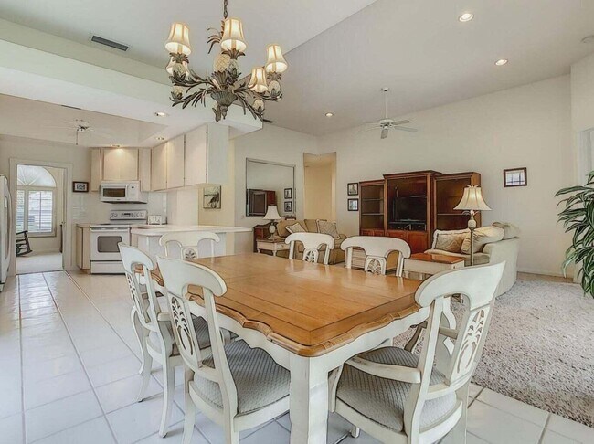 Building Photo - 8533 SE Palm Hammock Ln