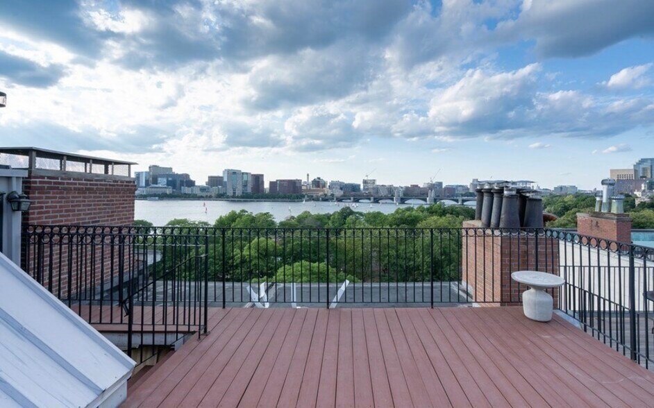 Building Photo - 122 Beacon St