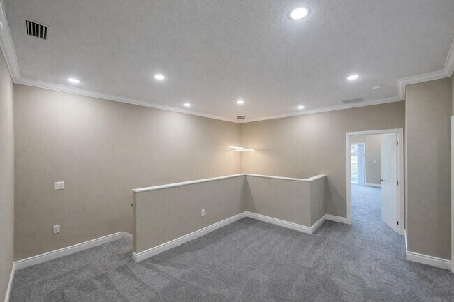 Building Photo - 2033 Greenbriar Ter