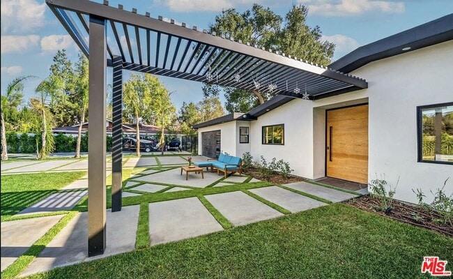 Building Photo - 22616 Oxnard St