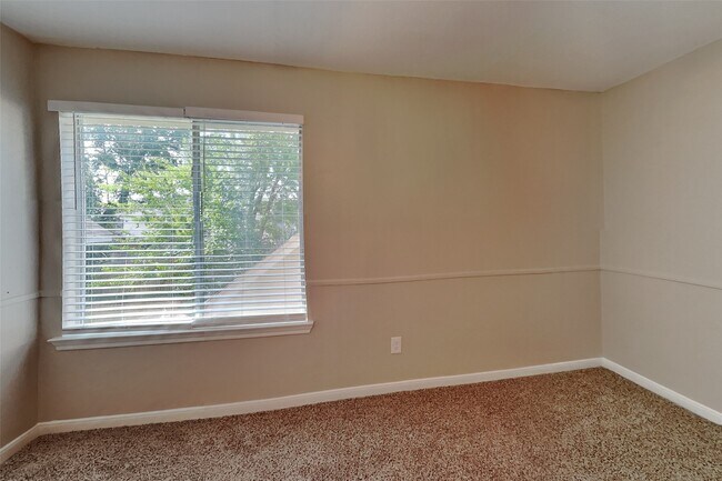 Building Photo - 16015 Juniper Grove Dr