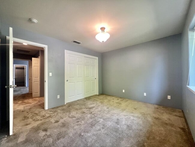 Building Photo - 1268 SW Sun Glo Dr