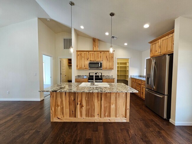 Building Photo - Newer Construction Close to Downtown Grants Pass