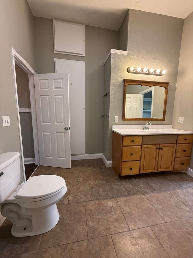 Building Photo - Spacious 3 Bedroom 2 Bathroom Home Available NOW!