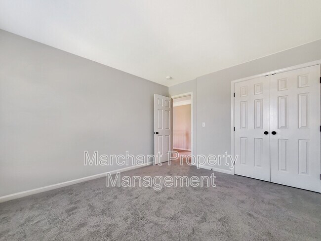Building Photo - 15 Silverthorn Ct