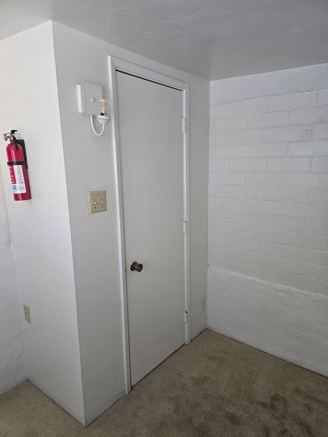 Building Photo - One Bedroom Central!