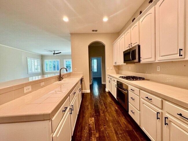 Building Photo - CLEAN AND SPACIOUS ONE STORY, 3 BED, 2 BATH, 2 CAR GARAGE IN WEST SACRAMENTO
