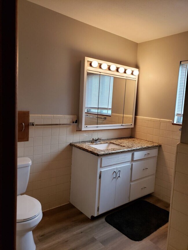 Building Photo - Beautiful 4 Bedroom 2 Bathroom Home