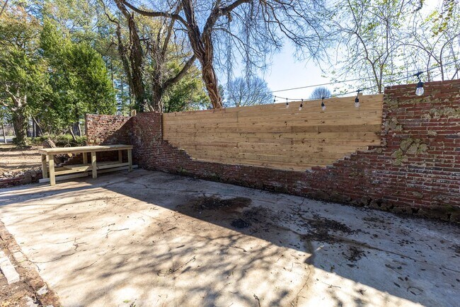 Building Photo - Close to downtown Athens! Beautifully renovated home with charm!