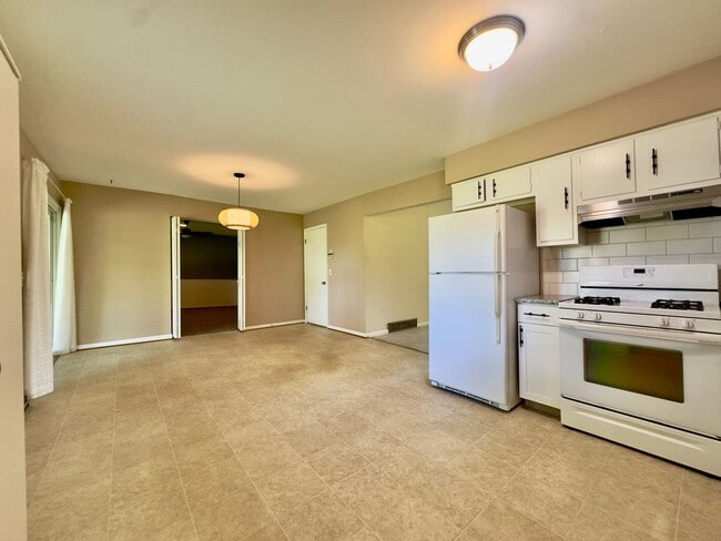 Building Photo - 5247 Silvertown Dr